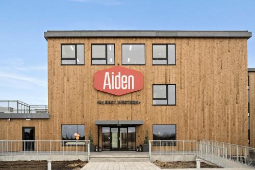 海宁Aiden by Best Western Herning的带有读字母标志的砖砌建筑