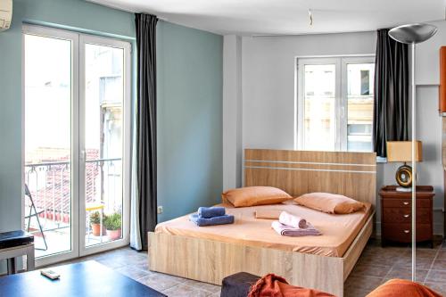 雅典Loft的一间卧室设有一张床和一个大窗户