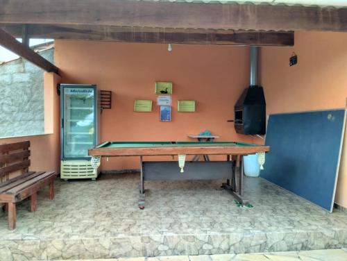 迈林克Chácara Santo Expedito - Mairinque-SP的墙上的乒乓球桌