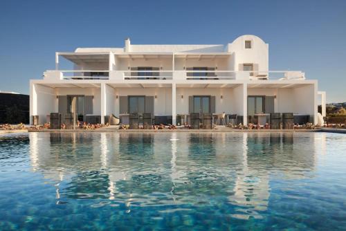 阿克罗蒂里Absolute Paradise Santorini的一座白色的房子,前面设有一个游泳池