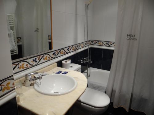 贝纳瓦雷Hotel Casa Carmen的一间带水槽、卫生间和镜子的浴室