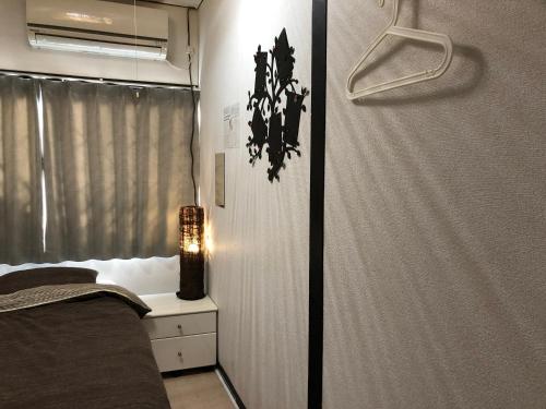 京都KYOTO Guest House的一间卧室设有一张床和一个窗口