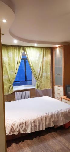 第聂伯罗2кімнатні апартаменти район Даффі的卧室在窗户前配有一张白色大床