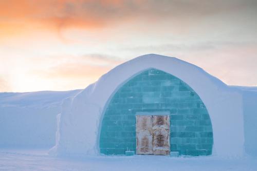尤卡斯耶尔维冰之酒店的雪上有一扇门的小冰屋