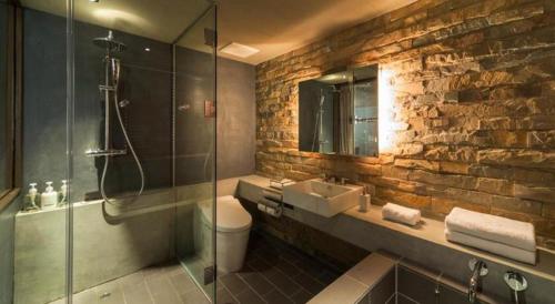 尾道市塞克尔酒店的一间带水槽和玻璃淋浴的浴室
