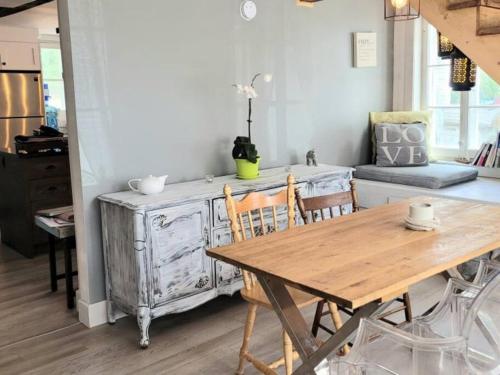 Saint-JeanOm chalet 1 avec spa face au fleuve的用餐室配有木桌和桌椅