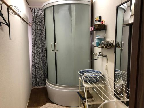 京都KYOTO Guest House的浴室里设有玻璃门淋浴