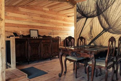 TellinLe P'tit Nid : Mini loft pour 2 à 4 personnes的木制用餐室配有木桌和椅子