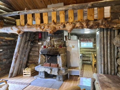 KaresuvantoVilla Lavijoki的小木屋内的厨房,配有冰箱