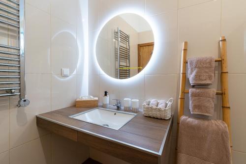 阿科达卡列塔Yeotown Health Retreat的一间带水槽和镜子的浴室