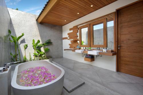 吉利特拉旺安蓬特别墅的浴室配有带鲜花的浴缸。