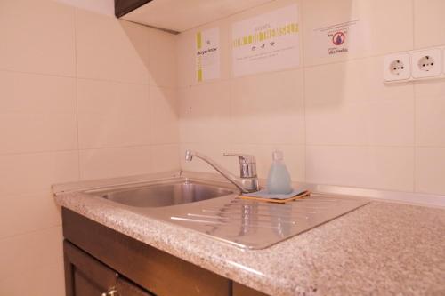 萨拉热窝流浪汉宿舍的厨房水槽和一瓶肥皂