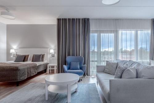 图尔库Holiday Club Caribia Superior Apartments的带沙发、床和桌子的客厅