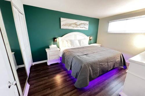默特尔比奇Ocean View Condo on the Beach!的一间卧室设有一张床和绿色的墙壁