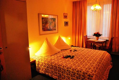 柏林ABC潘森酒店的酒店客房配有一张床铺和一张桌子。