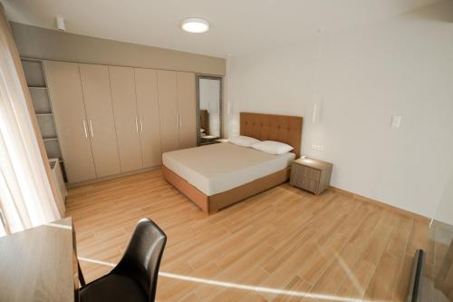 雅典Athens Heart Luxury Apartment的一间卧室配有一张床,铺有木地板