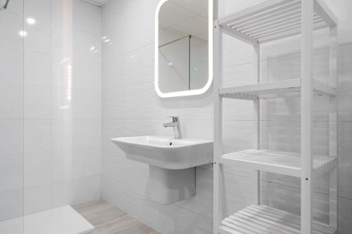 拉梅特拉·德·玛尔Gregal by enjoy Rocas Doradas的白色的浴室设有水槽和镜子