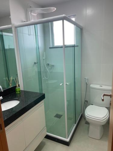 卡波布里奥Temporada Cabo Frio - Braga的一间带玻璃淋浴和卫生间的浴室