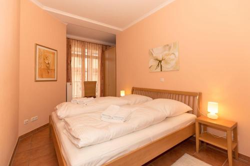 奥斯赛拜-屈隆斯博恩Duenenschloss-Haus-1-Wohnung-12-487的一间卧室配有一张带白色床单的大床