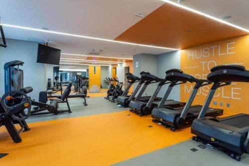 圣保罗Cityhome Platina Tatuapé的健身房里装有一堆跑步机
