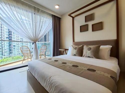 关丹Timurbay Seafront Residences by Nature Home的一间卧室设有一张大床和一个大窗户