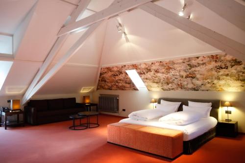 斯帕乐币奥罗斯庄园酒店的一间卧室配有一张特大号床和一张沙发