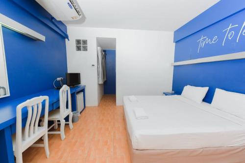 素叻BJ city hotel的蓝色的房间,设有床和蓝色的墙壁
