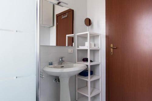 米兰YouHosty - Capecelatro 81的一间带水槽和镜子的浴室