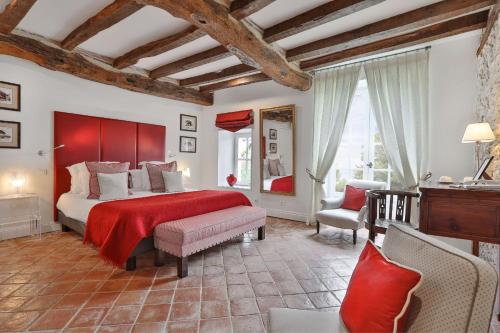 圣耐克森La Chartreuse du Bignac - Teritoria的一间卧室配有一张带红色毯子的大床