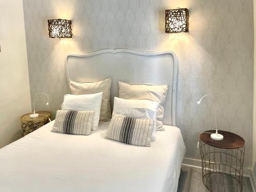 卡尔卡维洛斯Beachome4u的卧室配有白色的床和2个枕头