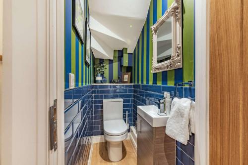 斯托昂泽沃尔德The Chapel的蓝色瓷砖浴室设有卫生间和水槽
