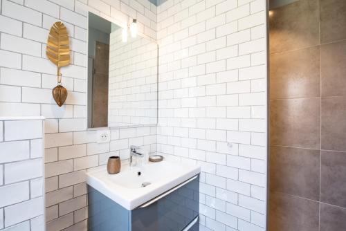 拉卡诺La COLOC的白色的浴室设有水槽和镜子