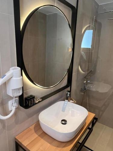 皮尔戈斯Thealos Santorini ( close to square)的浴室设有白色水槽和镜子