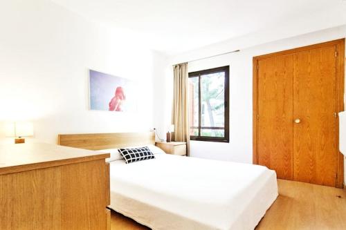 波连萨港Fantástico apartamento con WIFI的一间白色卧室,配有床和厨房
