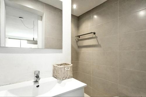 波连萨港Fantástico apartamento con WIFI的一间带水槽和镜子的浴室