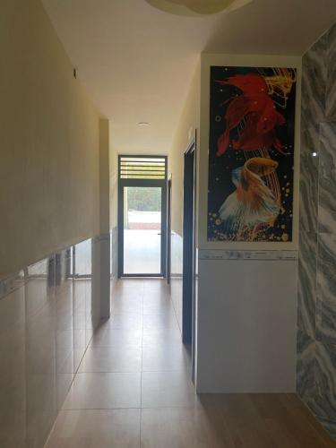 头顿Motel Hoa Hồng的墙上有画作的走廊和门