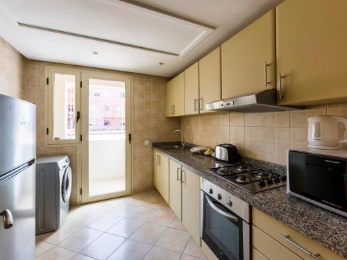 马拉喀什New Modern Apartment in Marrakech - Netflix - WiFi的厨房配有炉灶和冰箱。
