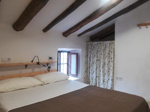 莫拉塔利亚CASA RURAL REVOLCADORES的一间卧室设有一张床和一个窗口