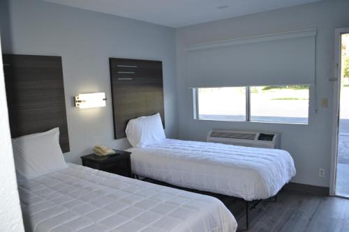 杰克逊维尔Home 1 Great Stay的酒店客房设有两张床和窗户。