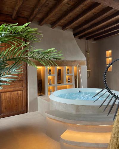 Suite la cabaña的客房内带热水浴缸的浴室