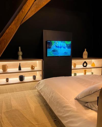 Suite la cabaña的一间卧室配有一张床和一台平面电视