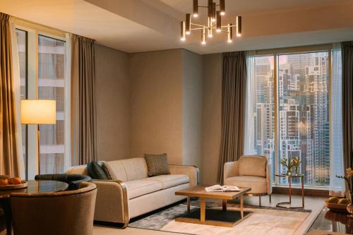 迪拜Sonder Business Bay的带沙发、椅子和窗户的客厅
