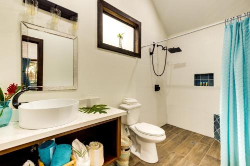 玛雅湾Azure Del Mar的一间带水槽和卫生间的浴室