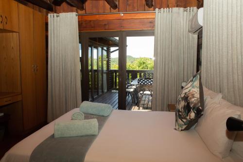 索德瓦纳湾Sodwana Bay Lodge House 34的一间卧室设有一张床和一个阳台