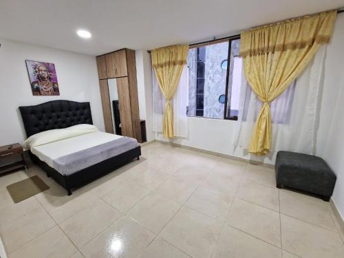 佩雷拉Las Margaritas apartments, Pereira City Centre的一间卧室设有一张床和一个大窗户