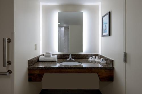 波特兰波特兰由海湾假日酒店的一间带水槽和镜子的浴室