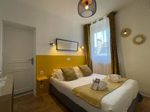 勒图凯-巴黎普拉日Hôtel Jules的一间卧室设有一张床和一个窗口