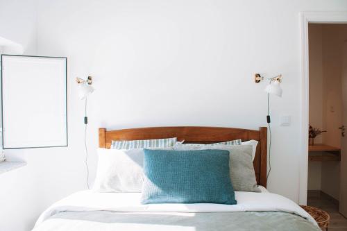 帕雷迪什迪科拉Just Like Home - Casa Antonio em Paredes de Coura的一间卧室配有一张带蓝色枕头的床