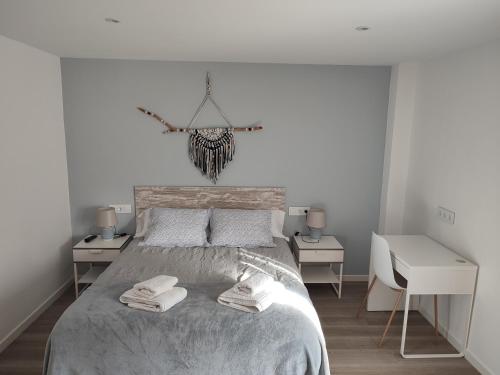 帕尔斯Can Costals Naturaleza的一间卧室配有一张床,上面有两条毛巾