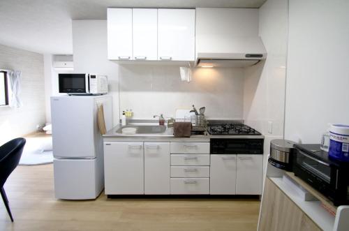 熊本Kumamoto - Apartment - Vacation STAY 22588v的白色的厨房配有水槽和冰箱